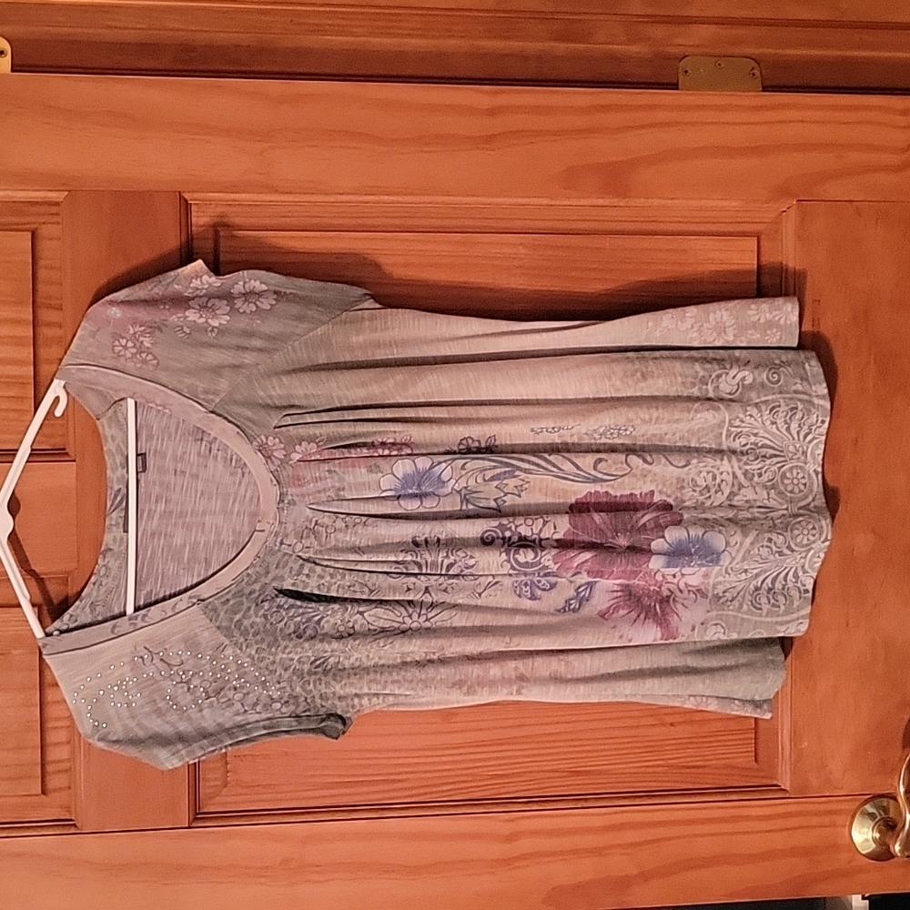 Apt 9 Beautiful Flowy Shirt Sleeve Top